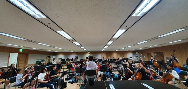 (재)중구문화재단(사장 윤진호)은 오는 12월 12일(금) 오후 7시에 충무아트센터 1층 컨벤션홀에서 "꿈의 오케스트라 중구" 첫 번째 정기연주회를 연다.