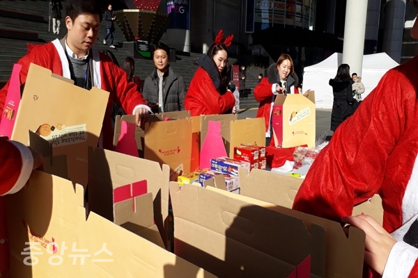 산타복장을 한 봉사자들이 복지 시설 어린이들을 위한 선물 꾸러미를 준비하고 있다 (사진=신현지 기자)