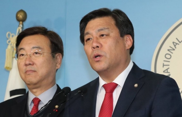 김선동 의원(오른쪽)이 차기 원내대표에 오르는 파란을 일으킬 수 있을지 주목된다. (사진=연합뉴스 제공)