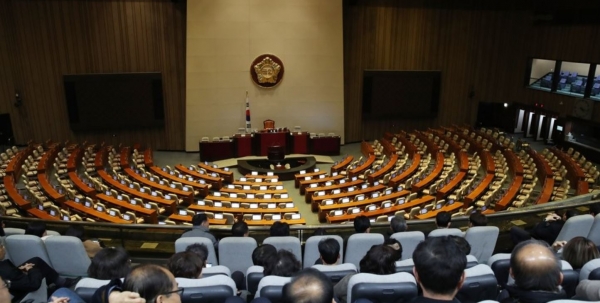9일 오후 국회를 방문한 방청객들이 본회의장 방청석에 앉아 설명을 듣고 있다.