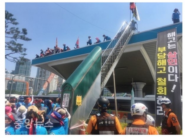 지난 7월 한국도로공사 요금소 해고 노동자들이 서울 톨게이트 지붕에 올라 고공 농성 하고 있다. (사진=우정호 기자)