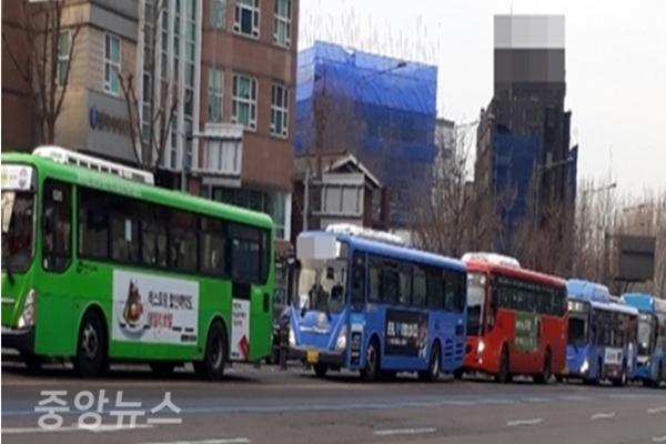 20일부터 서울 전역의 중앙버스전용차로 전 구간의 제한속도를 기존 50~60km/h에서 50km/h로 일괄 하향 운행한다 (사진=신현지 기자)