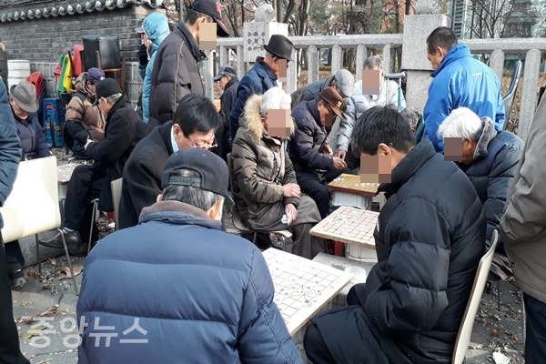 서울시 종로 3가 탑골공원 주위에는 추운 날씨에도 장기두는 노인들이 모여 일과를 보내고 있다 (사진=신현지 기자)
