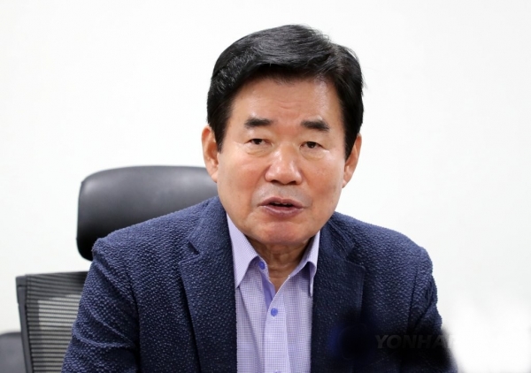 국민 10명 중 4명은 김진표 더불어민주당 의원의 차기 국무총리 임명에 찬성한다는 여론조사 결과가 나왔다.