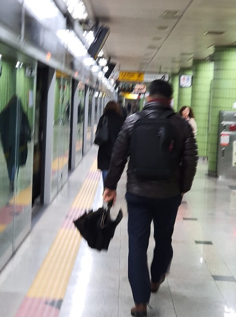 출근길, 전철을 타려고 바삐 움직이는 직장인
