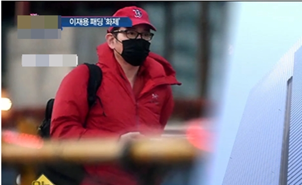 19일 이재용 부회장의 빨간 아웃도어 차림이 네티즌들 사이에 화제로 떠오르고 있다 사진=채널A캡처