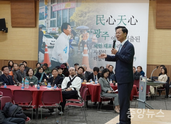 천정배 의원은 지난 4일 김대중컨벤션센터엔 전현직 국회의원과 시민들이 참석한 가운데 출판 기념회를 가졌다.(사진=천정배 의원실)