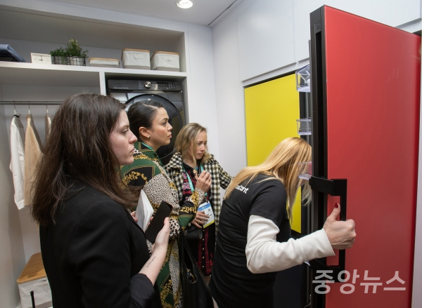 CES 2020 개막일인 7일(현지시간) 삼성전자 전시관에서 관람객들이 새로운 라이프스타일 소형 냉장고 큐브 시리즈를 살펴보고 있다.(사진=삼성전자 제공)