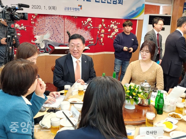 나재철 회장이 기자들과 헤드 테이블에서 점심 오찬을 즐기고 있다. (사진=박효영 기자)