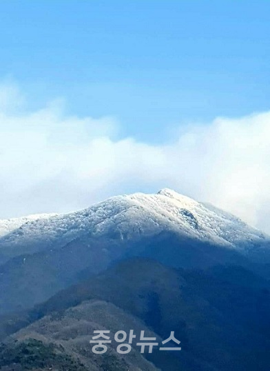 산(山)은 사계절 모두 각각의 얼굴을 갖고 있지만 겨울에는 겨울만의 또다른 모습으로 자신의 모습을 드러낸다.
