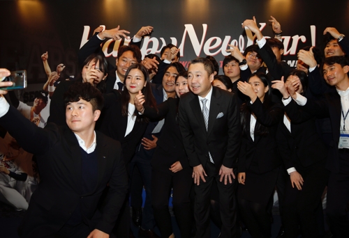 두산그룹 박정원 회장은 지난14일 그룹 신년음악회에서 신입사원들과 두산 베어스의 '셀카 세리머니'를 재현하며 어울렸다.(사진=두산그룹 제공)