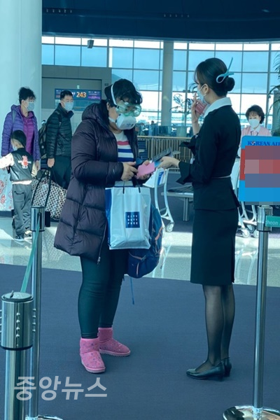 신종 코로나 확산 공포에 중국 여성 여행객이 수경과 자체제작한 듯한 마스크를 착용한 채 인천공항을 통과하는 모습 (사진=신현지 기자)
