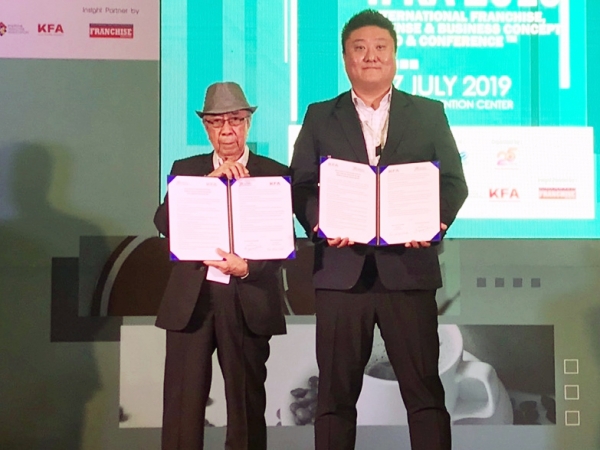 지난해 10월 대만 현지에서 Lee Jih-Tung 대만프랜차이즈협회장(왼쪽)과 협회 부회장인 이영채 (주)지호 대표가 MOU 협약서를 들고 기념 촬영을 하고 있다. (사진=한국프랜차이즈산업협회)