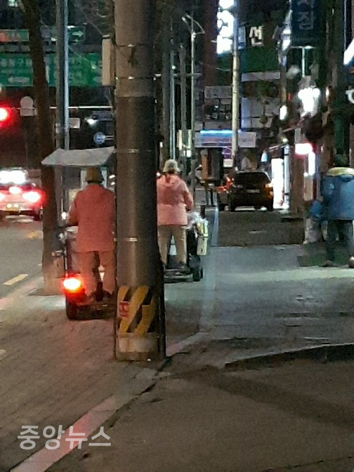 오전 7시 야쿠르트 현장 판매 직원들이 전동 카트를 타고 출근을 하고있다.(사진=윤장섭 기자)