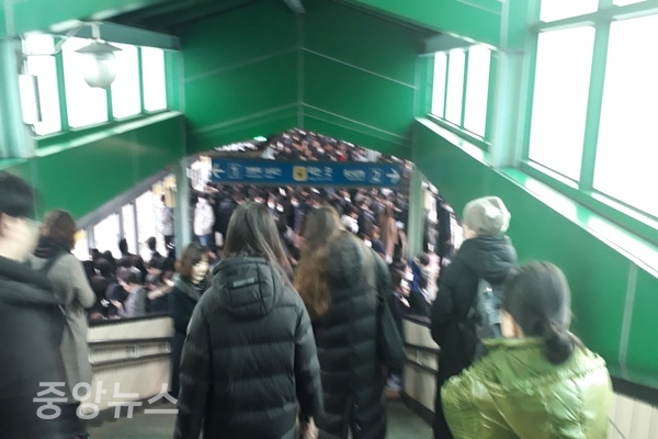 14일 오전 8시 20분 경 지연된 열차에 승차하지 못한 시민들이 (사진=신현지 기자)