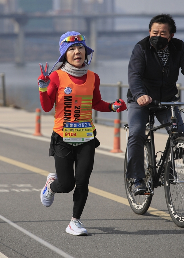 인천 박정순,선수 42.195 여성부1위 주로를 달리고 있다(사진=정기영 기자)