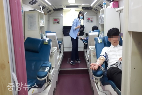 서울시 도로교통 소속의 한 직원은 사랑의 헌혈 참여에 "미약하나마 많은 분들게 도움이 되길 바란다"라고 말했다 (사진=신현지 기자)