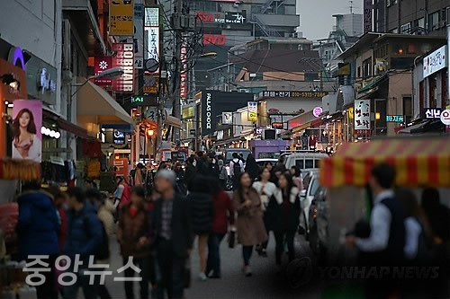 젊음의 거리 홍대가 대한민국 유행을 이끈다.