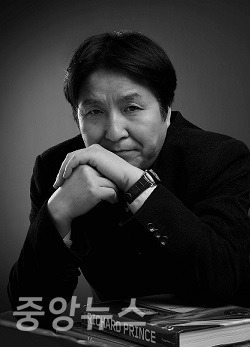 김종근 교수, 미술평론가