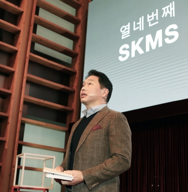 최태원 SK 회장이 지난18일 SK서린빌딩에서 열린 SKMS 개정선포식에 참석해서 TED방식으로 SKMS 14차 개정 취지와 핵심 내용을 발표했다.(사진=SK그룹 제공)