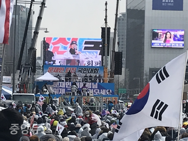 23일 서울 광화문 광장에서 문재인하야범국민투쟁본부(범투본)가 집회를 벌이고 있다. (사진=우정호 기자)
