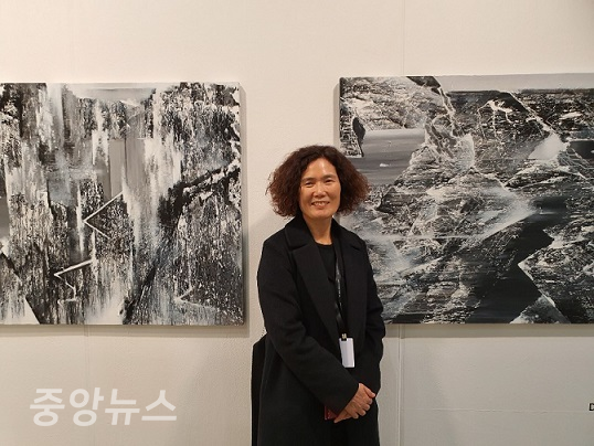 작품 앞에서 박희숙(다나박)화가(사진-윤장섭 기자)