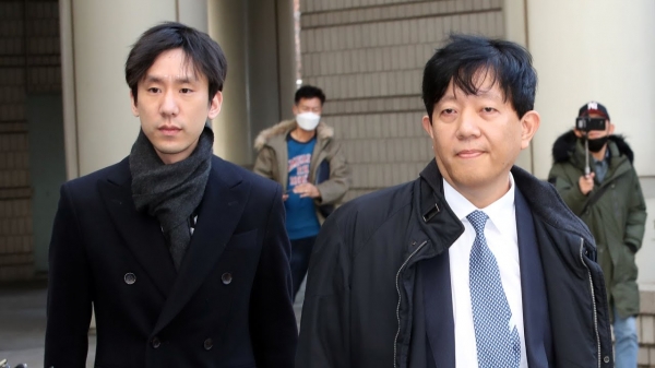 법원을 나서는 박재욱 VCNC 대표(왼쪽)와 이재웅 쏘카 대표(오른쪽) (사진=연합뉴스)