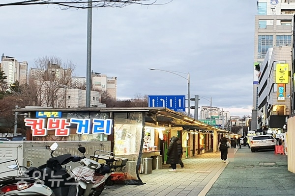 노량진의 컵밥거리가 학원의 휴원으로 썰렁한 모습이다(사진=신현지 기자