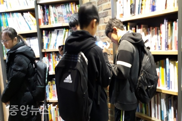 학원 휴원으로 대형서점을 찾고 있는 학생들 모습(사진=신현지 기자)