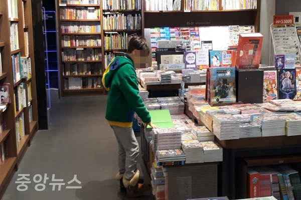 코로나19 확산 사태로  썰렁한 서점에서 할아버지와 나온 아이가 책을 둘러보고 있다 (사진=신현지 기자)