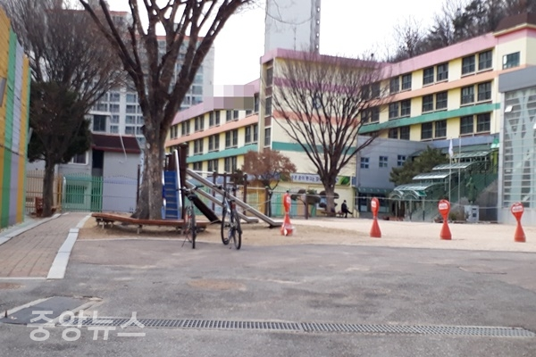교육부의 초등학교 개학 연기 조치로 초등학교 교정이 썰렁하다 (사진=신현지 기자)