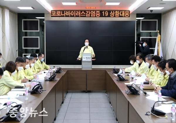 경북 의성군(군수 김주수)은 2일, 신종 코로나바이러스 감염증(코로나19) 확진자 1명이 추가로 발생했다고 밝혔다.(사진=브리핑하는 의성군수, 박미화 기자)