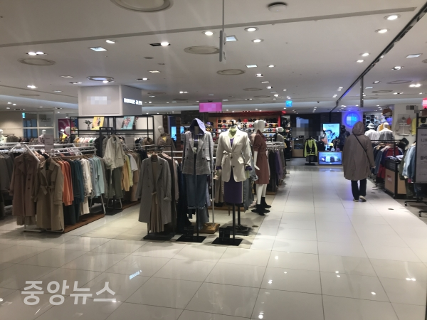 서울의 한 쇼핑몰 여성 영캐주얼 매장 (사진=우정호 기자)