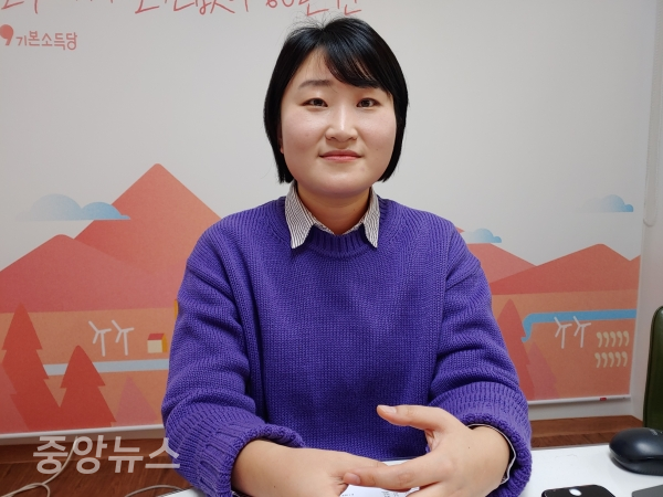 신지혜 위원장은 미래통합당의 당색으로 인해 지역구 후보에 한해 보라색을 사용하기로 했다고 밝혔다.