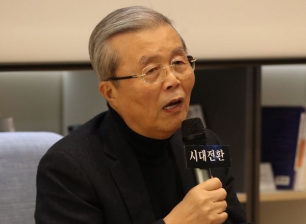 1월 15일 오후 서울 중구 커뮤니티하우스 마실에서 열린 정치네트워크 시대전환 출범 기념 수요살롱에서 김종인 대한발전전략연구소 이사장이 '새로운 세대가 이끄는 정치가 필요하다'를 주제로 발제를 하고 있다.