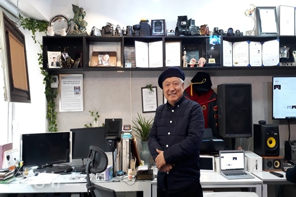 김광운 문학촌장과 그의 스튜디오.