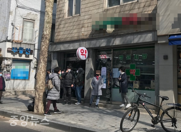 마스크 5부제 닷새째인 13일, 서울시 용산구의 한 약국 앞에 시민들이 마스크 구매를 위해 줄 서 있다. (사진=우정호 기자)
