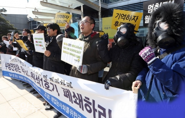 반핵단체 '핵없는사회를위한공동행동'의 월성원전 1호기 수명연장을 반대하는 기자회견을 하고 있다. (사진=연합)