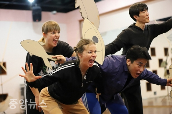 한국과 스웨덴이 공동제작하는 어린이 공연 네네네(Nä Nä Nä)가 지난달(3월) 27일 생중계 프레젠테이션을 끝으로 연습을 마쳤다.