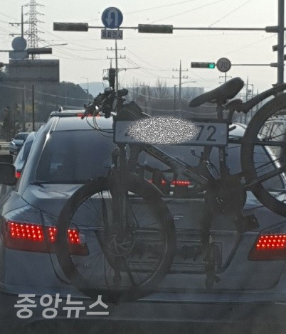 차량 번호판이 자전거에~ (사진=윤장섭 기자)