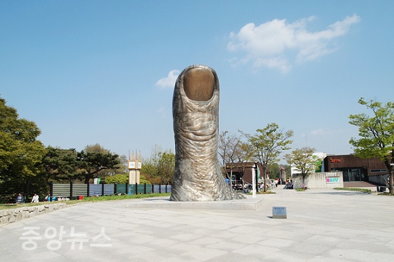 1996년 한국의 국립현대미술관에서 전시 했던 '엄지손가락'(자료사진 =김종근 교수)