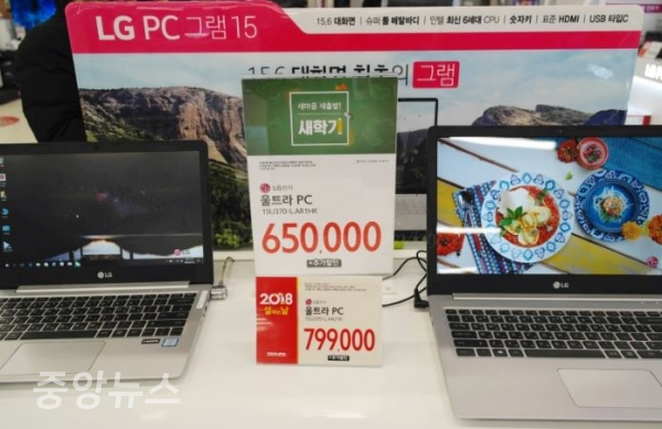서울의 한 전자제품 매장의 노트북 코너 (사진=우정호 기자)