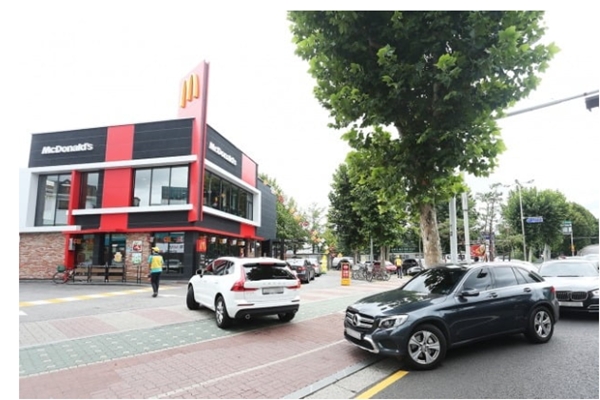 맥도날드가 1분기에만 맥드라이브 이용 차량 1000만 대를 넘어섰다(사진=맥도날드)