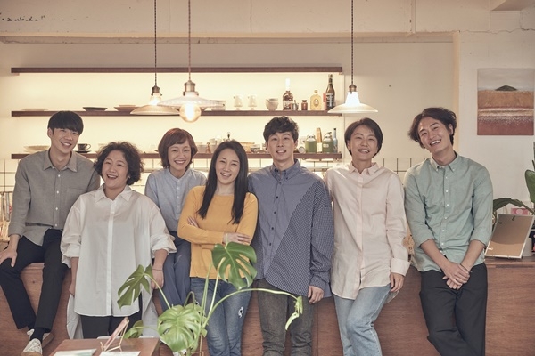연극‘1인용 식탁’ 단체 배우 (사진=두산아트센터)