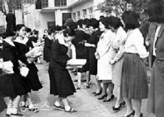 우리나라 '스승의 날' 의 역사는 1958년 충남 강경여자중고등학교의 청소년적십자에서 시작되었다.(사진=다음 블로그)