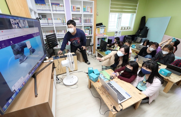 KT는 전국 31개 지역아동센터의 긴급 돌봄 아동을 대상으로 ‘비대면 ICT 체험 교육’을 진행한다고 20일 밝혔다.(사진=KT)