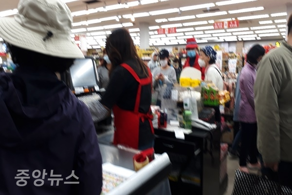 서울시 긴급재난긴급생활비가 지원되면서 서울 중심의 한 슈퍼마켓에 고객들이 붐비고 있다(사진=신현지 기자)