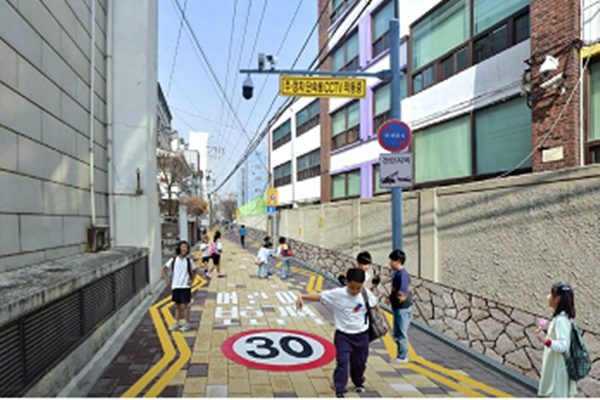 서울시는 초등학교나 유치원 정문이 위치한 주통학로에 차량 주·정차를 불허하고 어린이보호구역 내 교통사고를 2022년까지 제로화 하기로 했다 (사진=서울시)