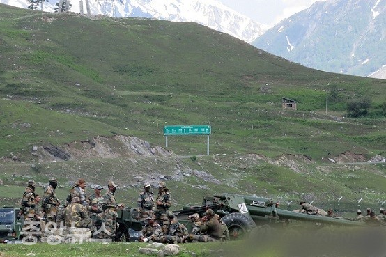 로이터통신에 따르면 지난 15일 중국과 인도 국경지대에서 양국 군대가 충돌해 인도군 20명이 사망했다고 보도했다.(사진=연합)