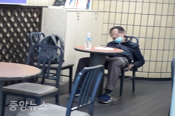 코로나19에 노인시설이 잠정 폐쇄되자 한 어르신이 무더위를 피해 지하철역 내 의자에서 졸고 있다 (사진=신현지 기자)